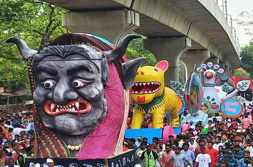 শোভাযাত্রা চারুকলা থেকে বের হয়ে শাহবাগ মোড় ঘুরে শহীদ মিনারে যায়। ছবি : ফোকাস বাংলা