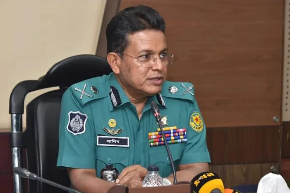 সাবেক ডিএমপি কমিশনার হাবিবুরসহ চারজনের বিরুদ্ধে গ্রেপ্তারি পরোয়ানা