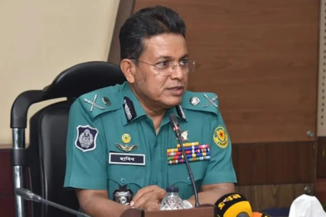 সাবেক ডিএমপি কমিশনার হাবিবুরসহ চারজনের বিরুদ্ধে গ্রেপ্তারি পরোয়ানা