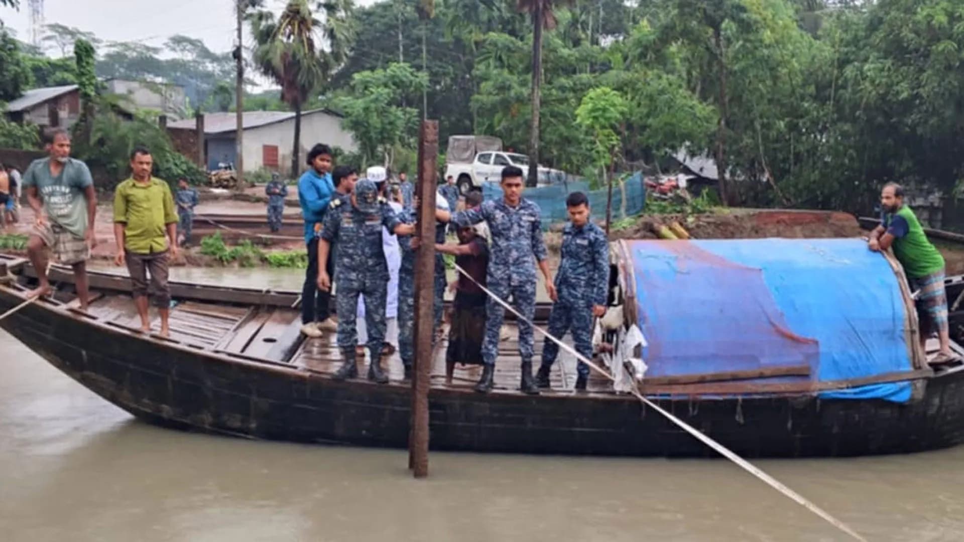 বরগুনায় জোয়ারের পানিতে ক্ষতিগ্রস্ত সড়কে নৌবাহিনীর সাঁকো নির্মাণ