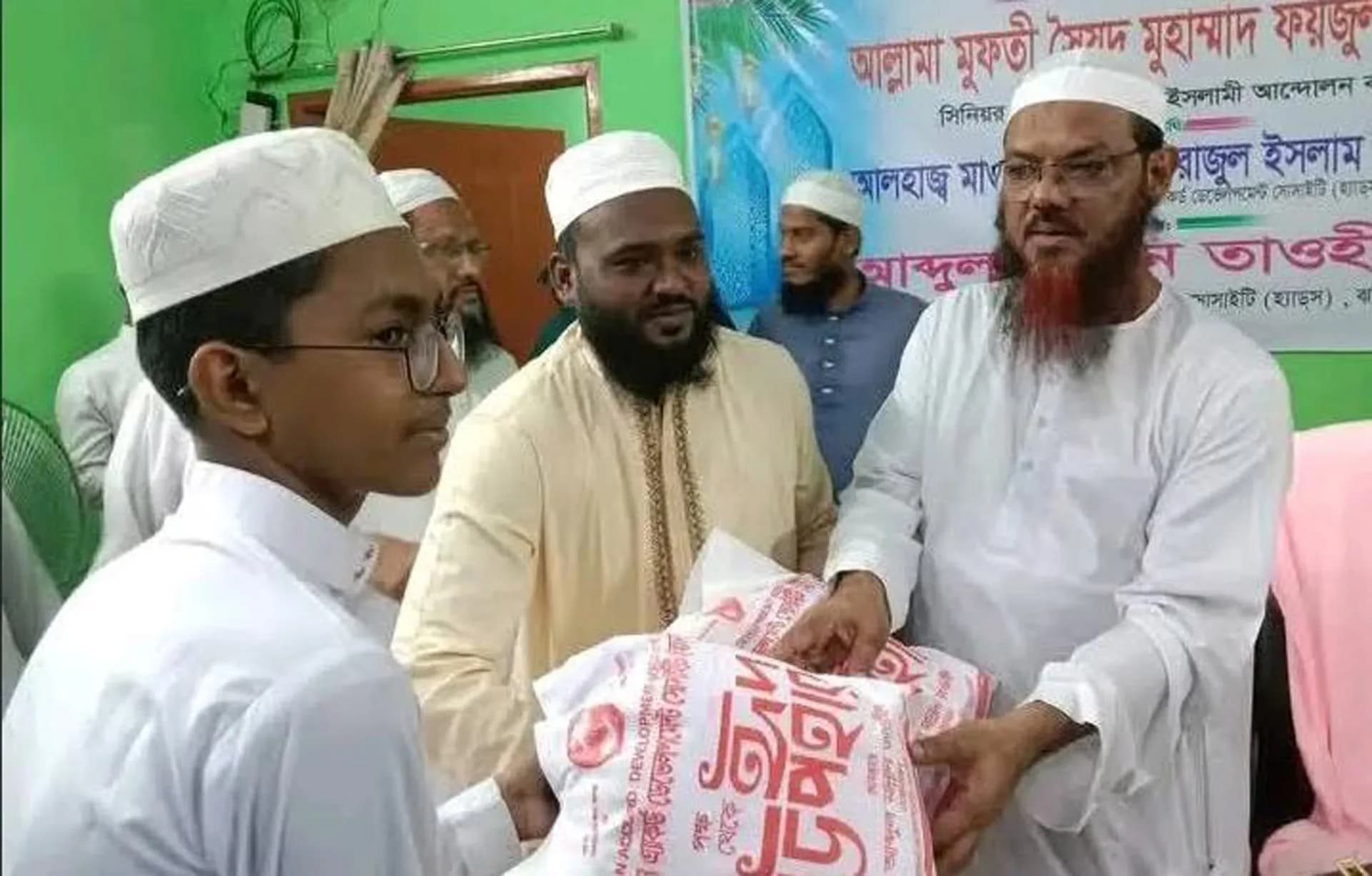 ঝালকাঠিতে ঈদ উপহার বিতরণ