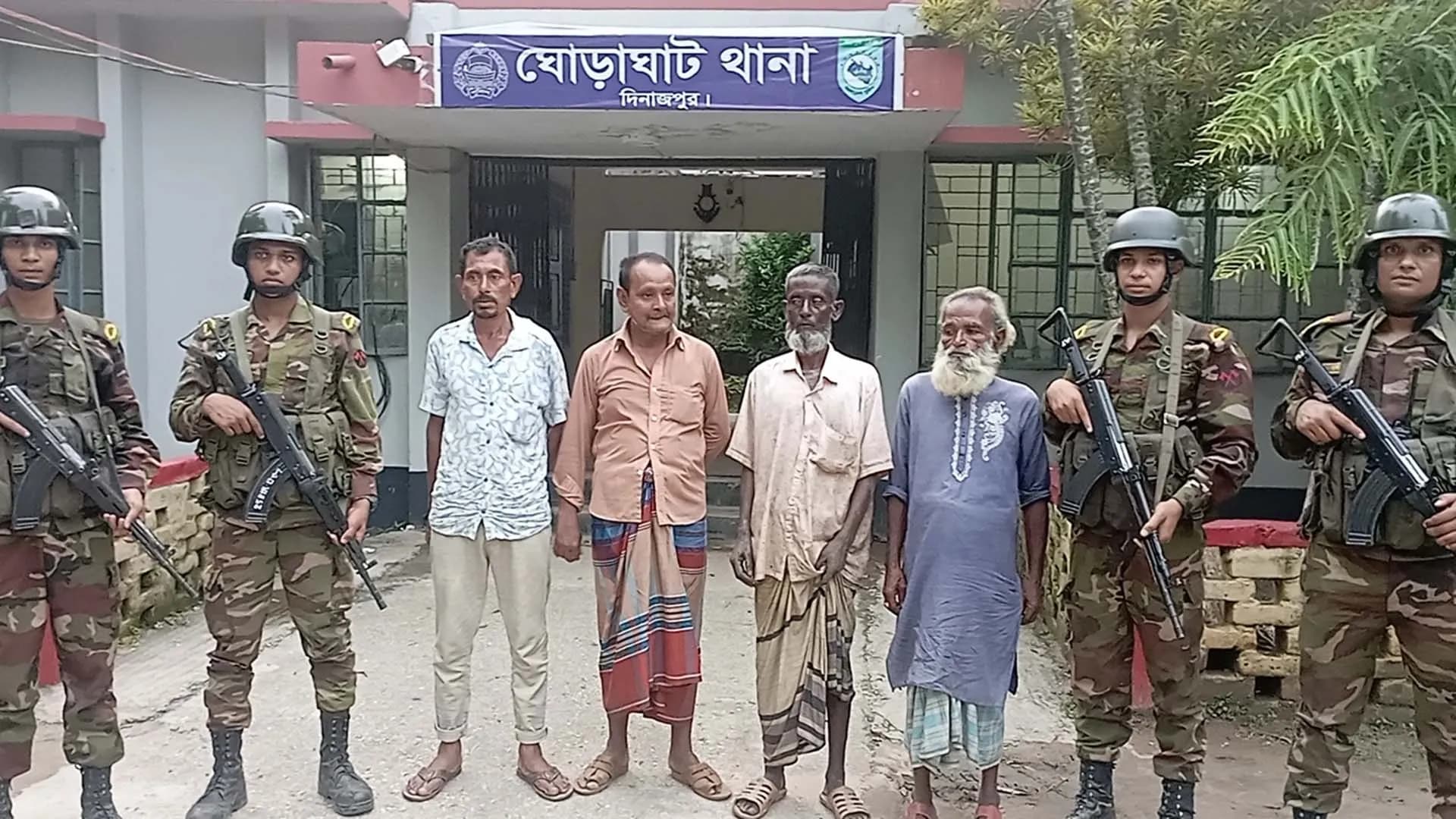 সেনাবাহিনীর অভিযানে ৪ চাঁদাবাজ আটক