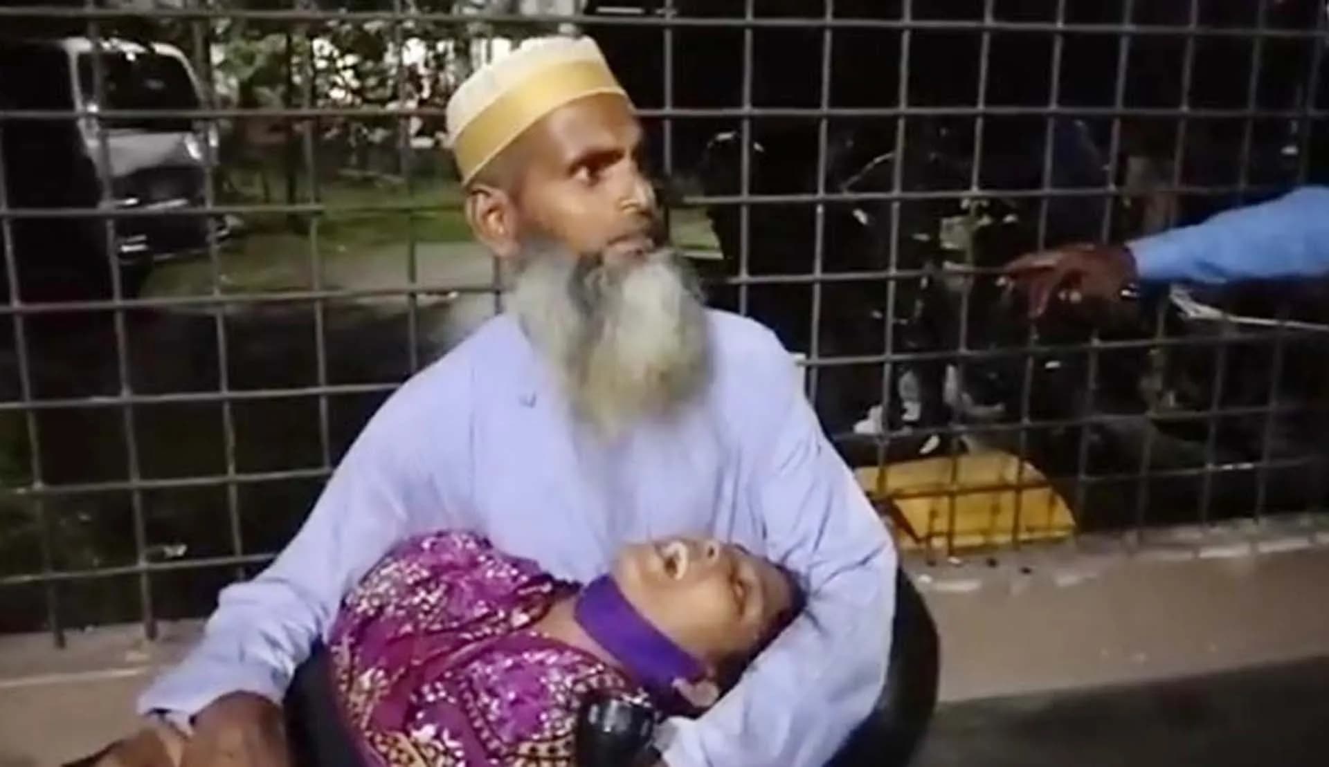 বাউফলে গরুবাহী ট্রাক উল্টে যুবক নিহত