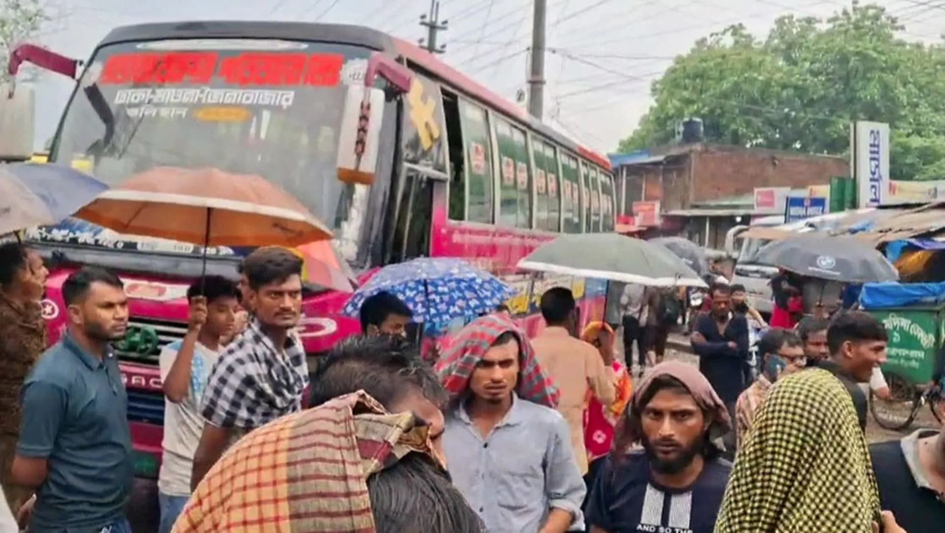 গাজীপুরে শ্রমিক-পুলিশ সংঘর্ষ, আহত অর্ধশতাধিক