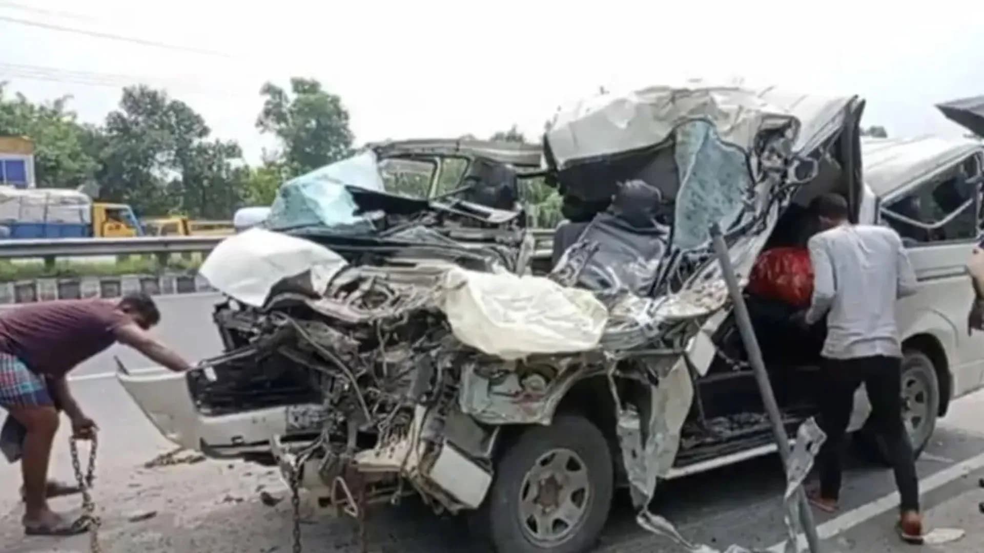 ট্রাকের পেছনে মাইক্রোবাসের ধাক্কা সড়কে ঝরল ৩ প্রাণ 
