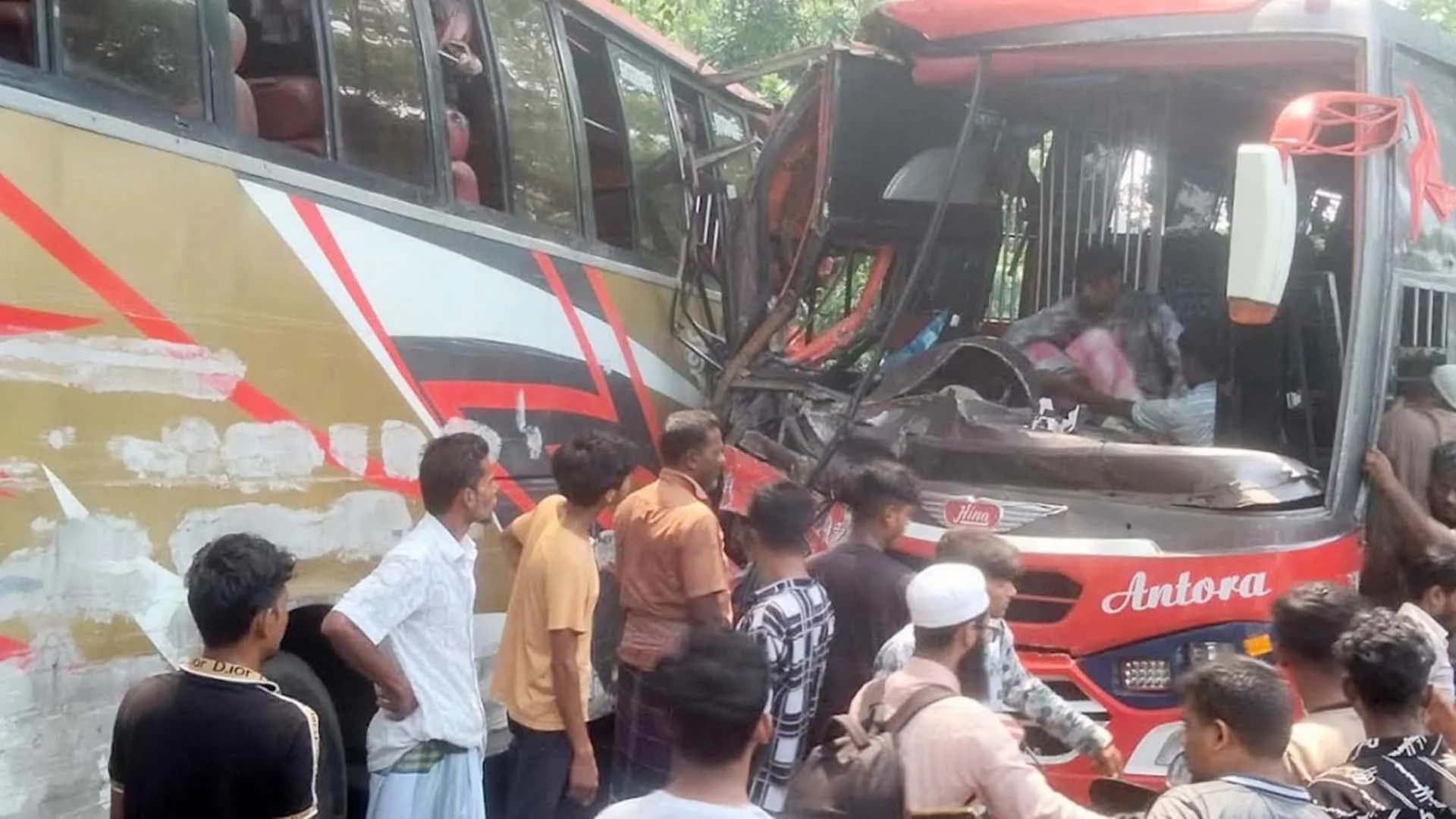বরিশাল-ঢাকা মহাসড়কে ২ বাসের মুখোমুখি সংঘর্ষ, শিশুসহ আহত ১৫