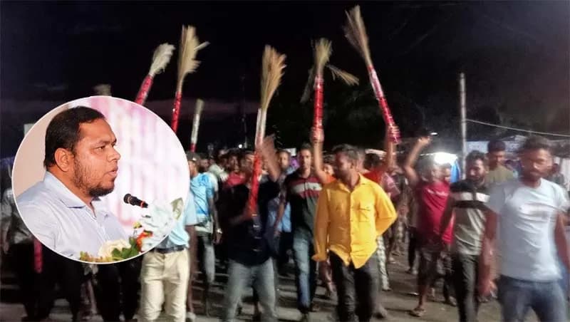 কুয়াকাটায় ইউএনও'র পদত্যাগের দাবিতে ঝাড়ুমিছিল