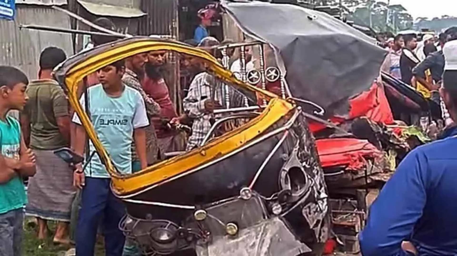 বরিশাল-ঢাকা মহাসড়কে বাস-মাহিন্দ্রার মুখোমুখি সংঘর্ষে নিহত ৫