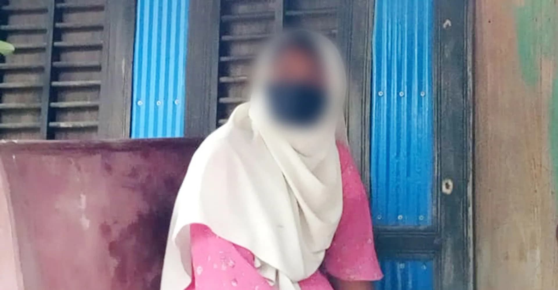 পিরোজপুরে স্ত্রীর স্বীকৃতির দাবিতে প্রেমিকের বাড়িতে তরুণীর অনশন
