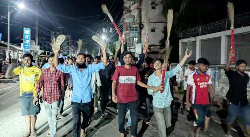 কুয়াকাটায় ইউএনওর বিরুদ্ধে ঝাড়ু মিছিল