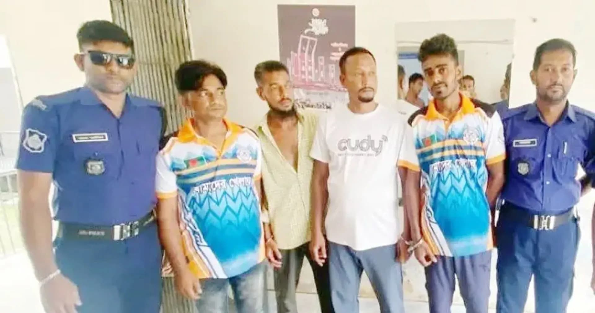 বরিশালে গরুর হাটে চাঁদাবাজি করতে গিয়ে চারজন গ্রেপ্তার