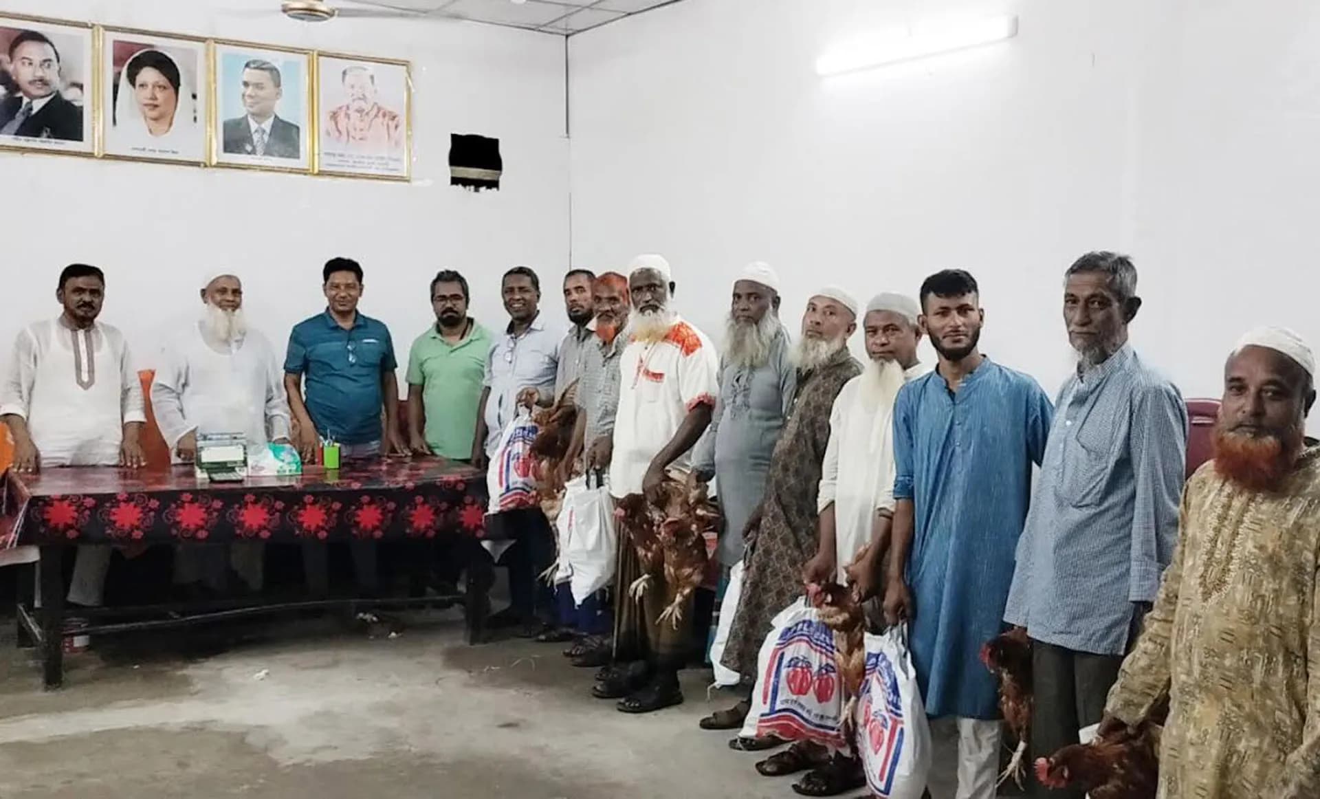 লালমোহনে বাজার পাহারাদারদের ঈদ সামগ্রী উপহার