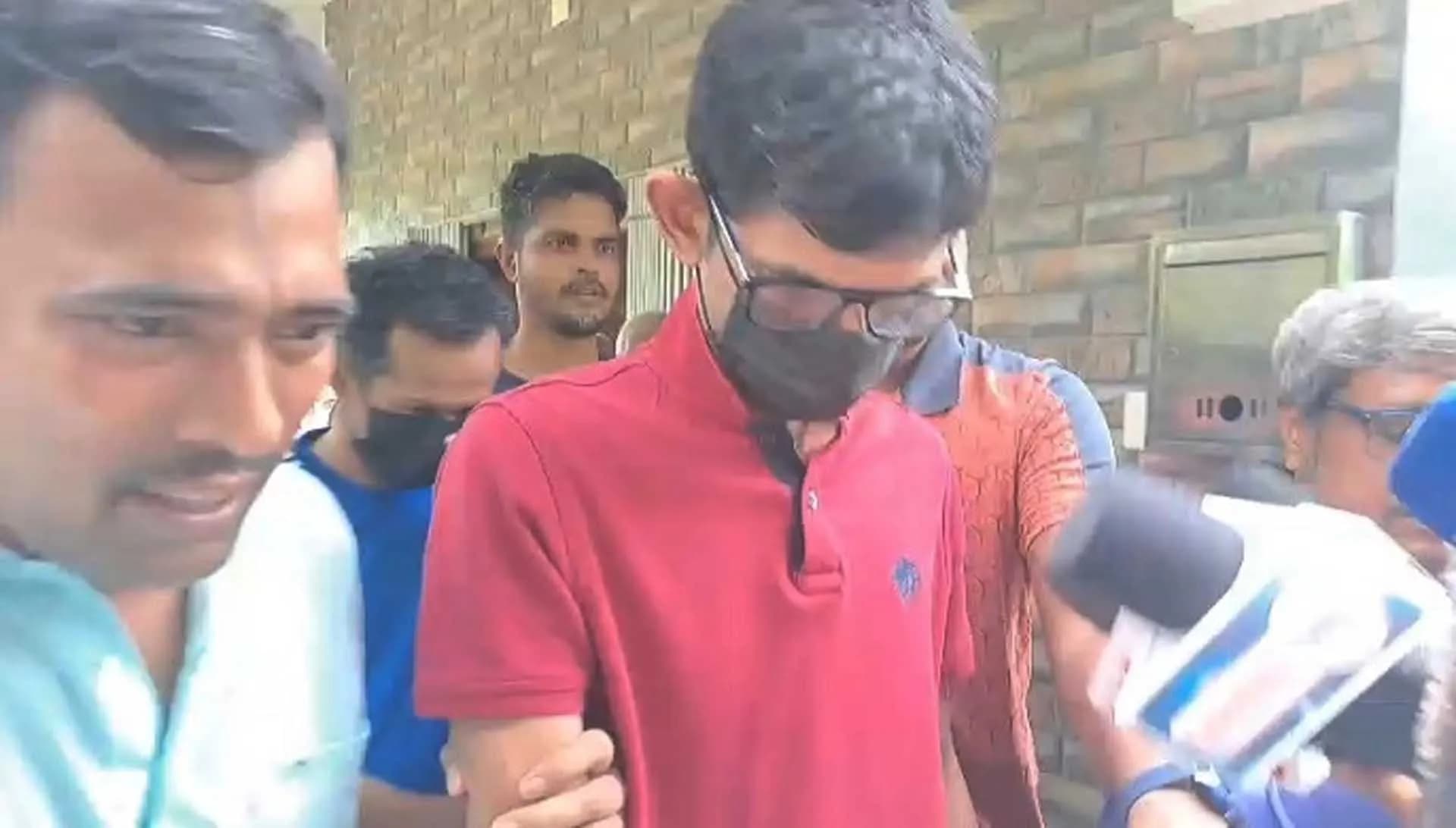 বরিশালের ২ আ’লীগ নেতাসহ পুলিশের এসপি ভারতে গ্রেপ্তার, অত:পর...