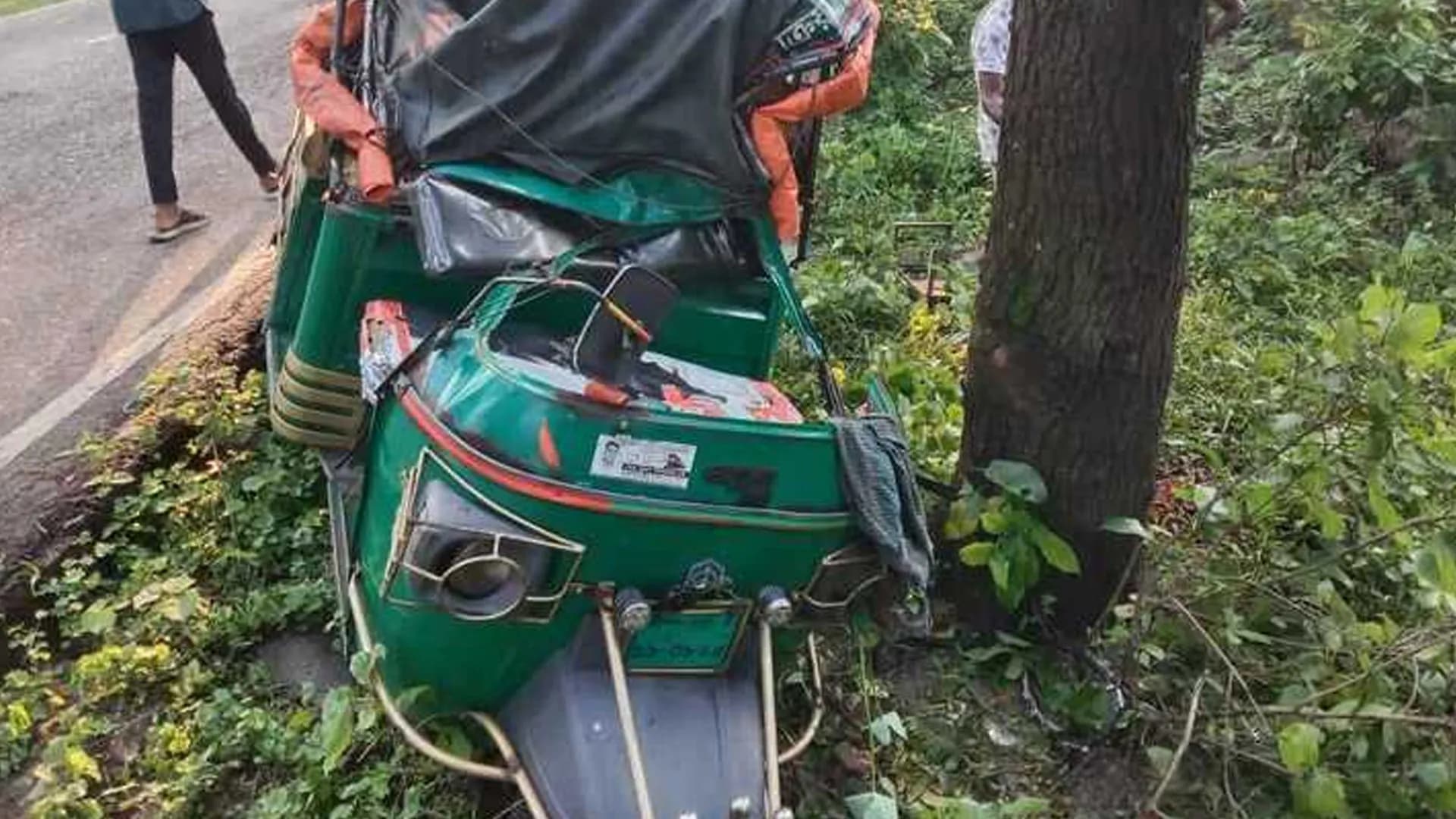ঝালকাঠিতে গাছের সঙ্গে মাহিন্দ্রার ধাক্কা, যুবক নিহত
