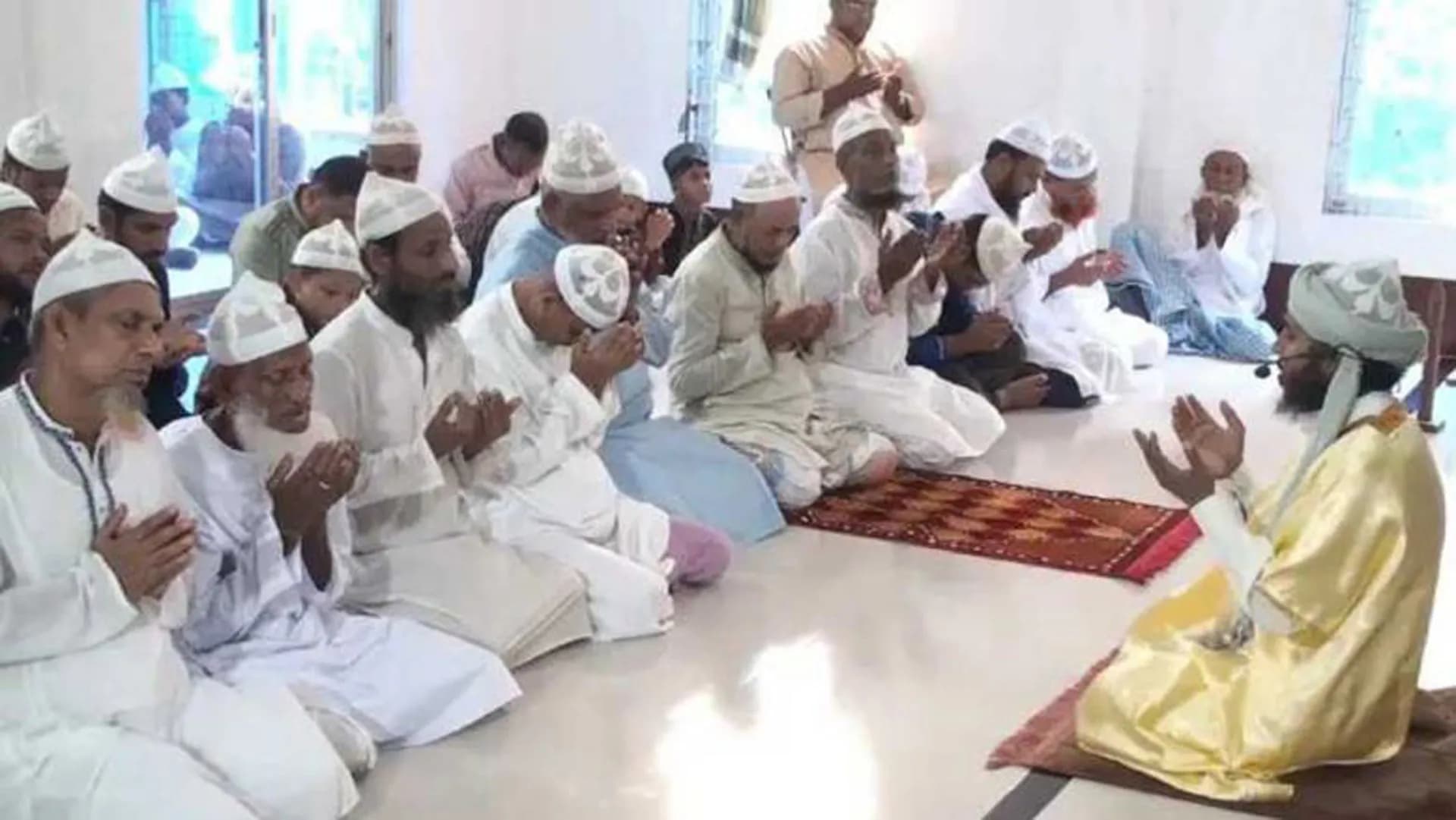 সৌদির সঙ্গে মিল রেখে বরিশালে ঈদ উদযাপন
