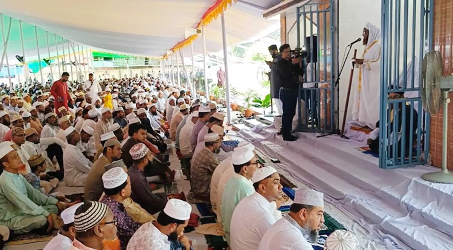 বরিশালে ঈদের প্রধান জামাতে দেশ ও জাতির মঙ্গল প্রার্থনা