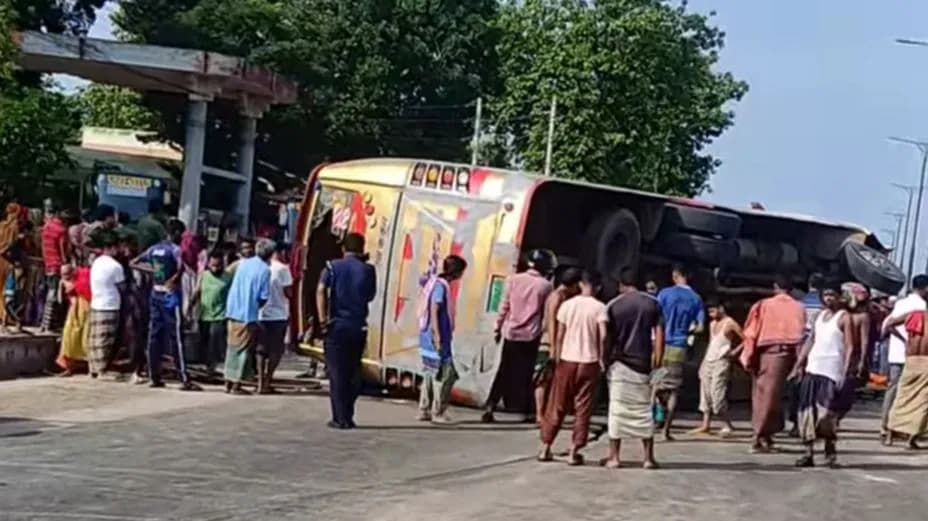 ‘চালক ঘুমিয়ে পড়ায়’ বাস উল্টে হেলপার নিহত, আহত ১৯ যাত্রী