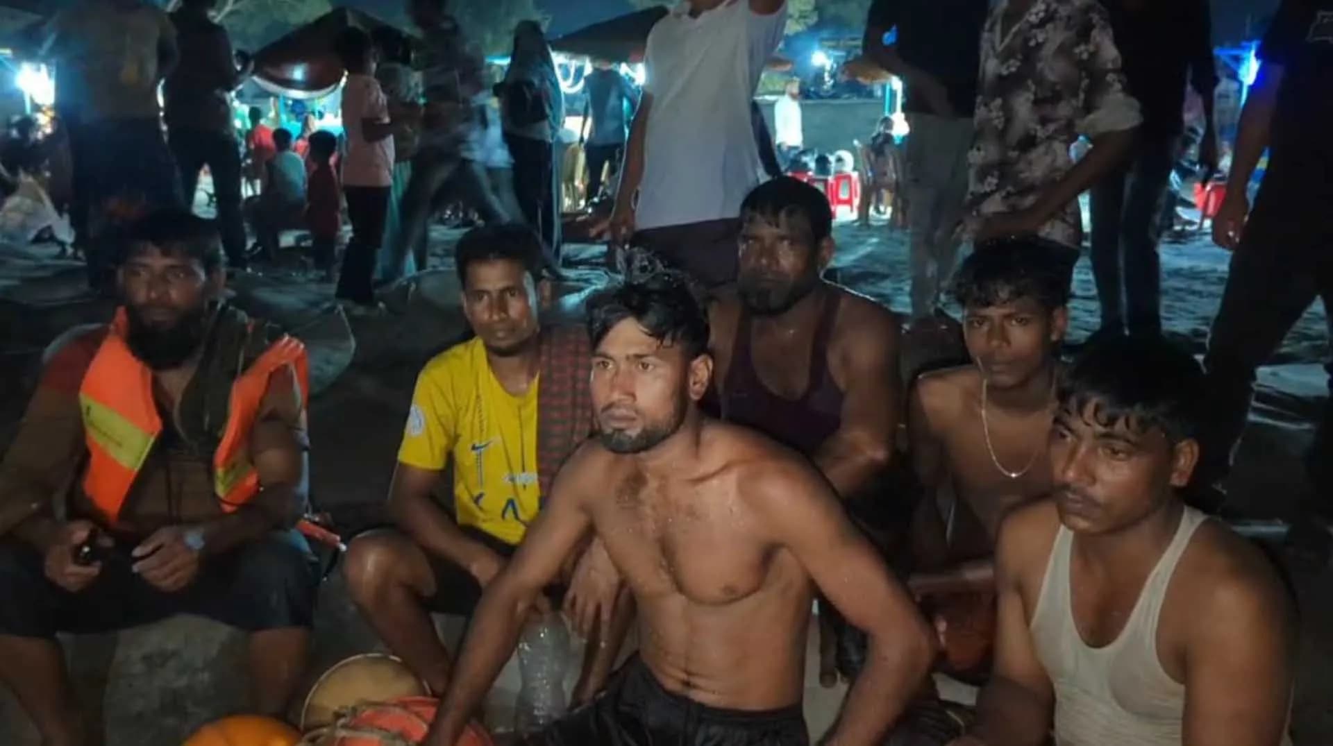 বঙ্গোপসাগরে মাছ শিকারে গিয়ে ট্রলারডুবি, ১৬ জেলে উদ্ধার