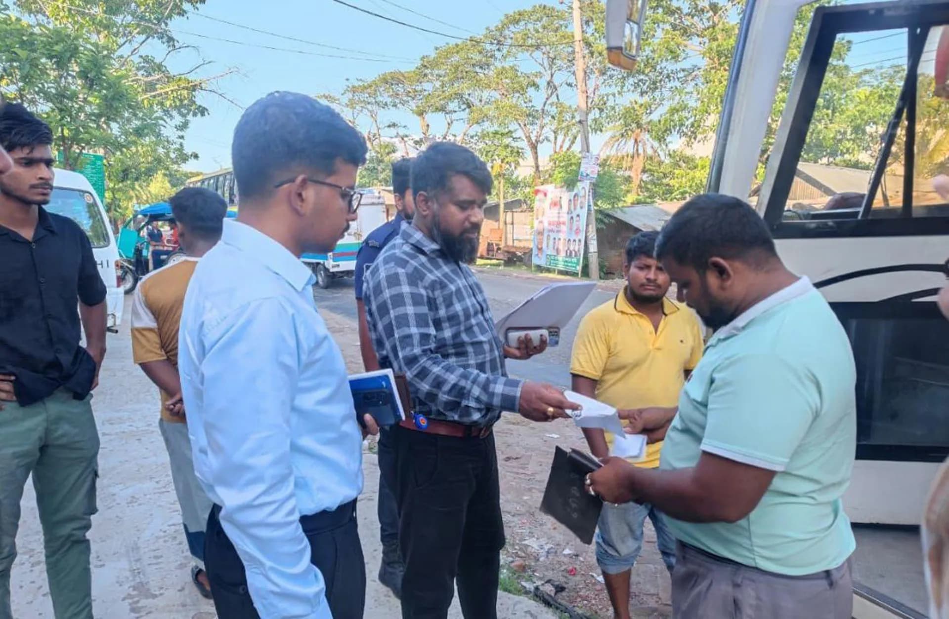 অতিরিক্ত ভাড়া আদায় বন্ধে ঝালকাঠিতে মোবাইল কোর্ট- ৮ হাজার টাকা জরিমানা আদায় 