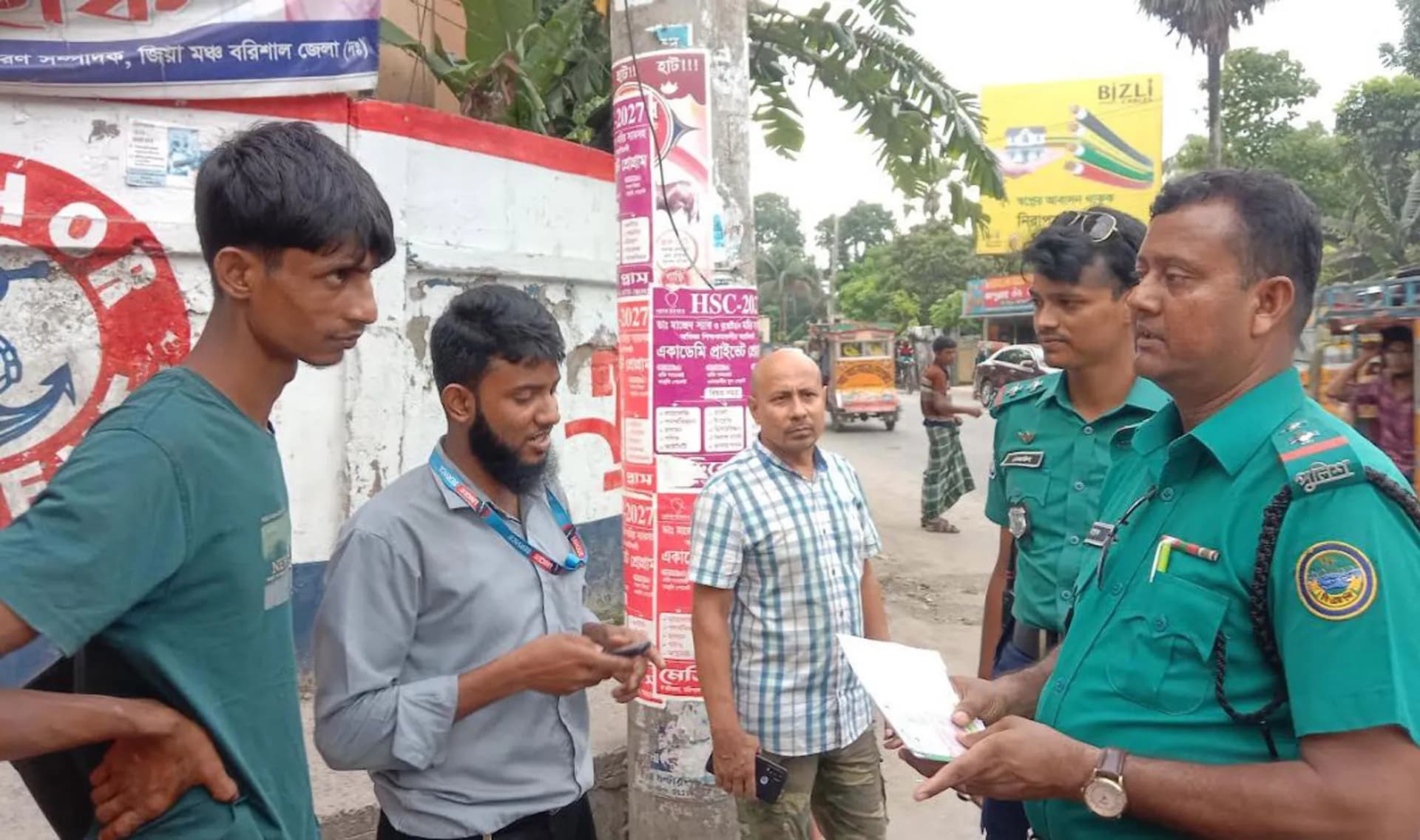 বরিশালে অবৈধ যানবাহনের বিরুদ্ধে বিএমপির চেকপোস্ট 