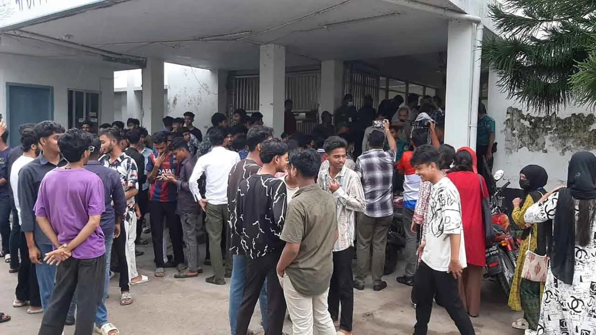 বরিশালে এইচএসসি পরীক্ষা পেছানোসহ ৩ দফা দাবিতে বিক্ষোভ