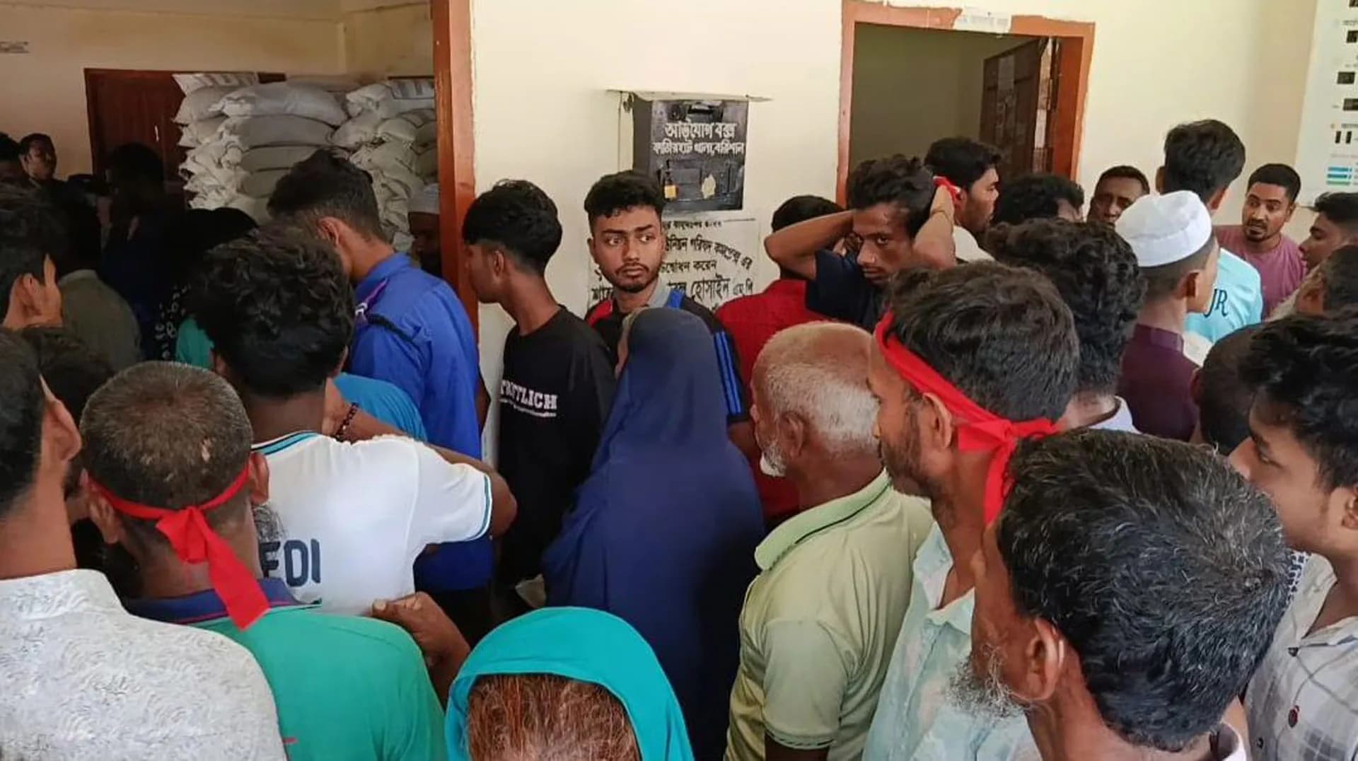 ঈদে গরীব অসহায় দুস্থদের মাঝে ১০ কেজি চাল বিতরণে অনিয়মের অভিযোগ 