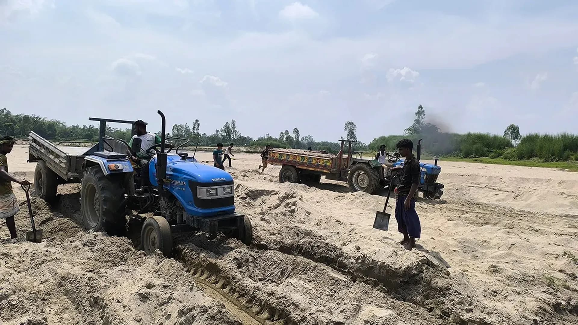 প্রশাসনকে ‘ম্যানেজ’ করে বালু ব্যবসা, অস্তিত্ব সংকটে নদী