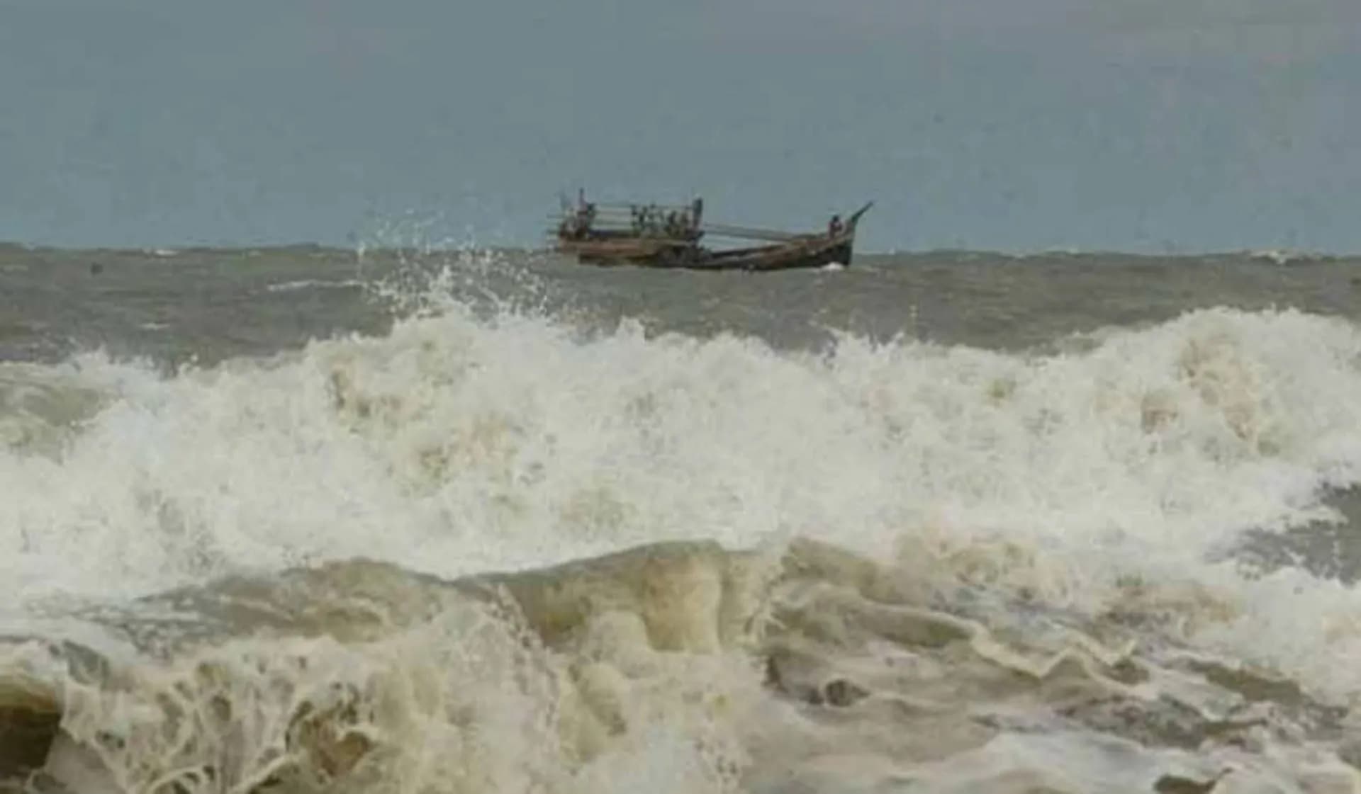 ভারী বৃষ্টির আভাস, ৪ বন্দরে ৩ নম্বর সতর্ক সংকেত