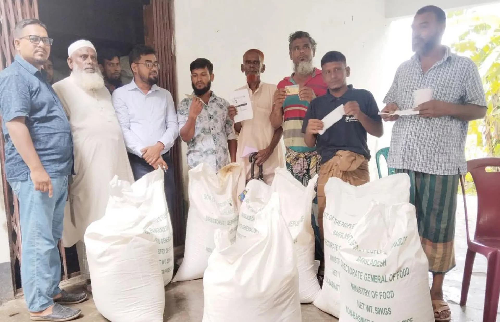 লালমোহনে স্বচ্ছতা নিশ্চিতের মাধ্যমে জেলেদের মাঝে চাল বিতরণ 