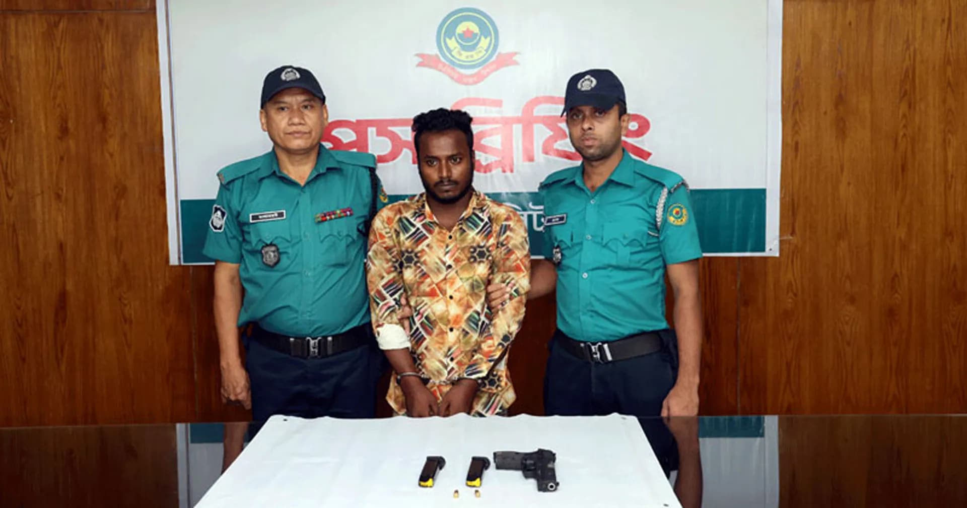 কাভার্ডভ্যান চালকের কাছে মিলল থানার লুণ্ঠিত পিস্তল-গুলি