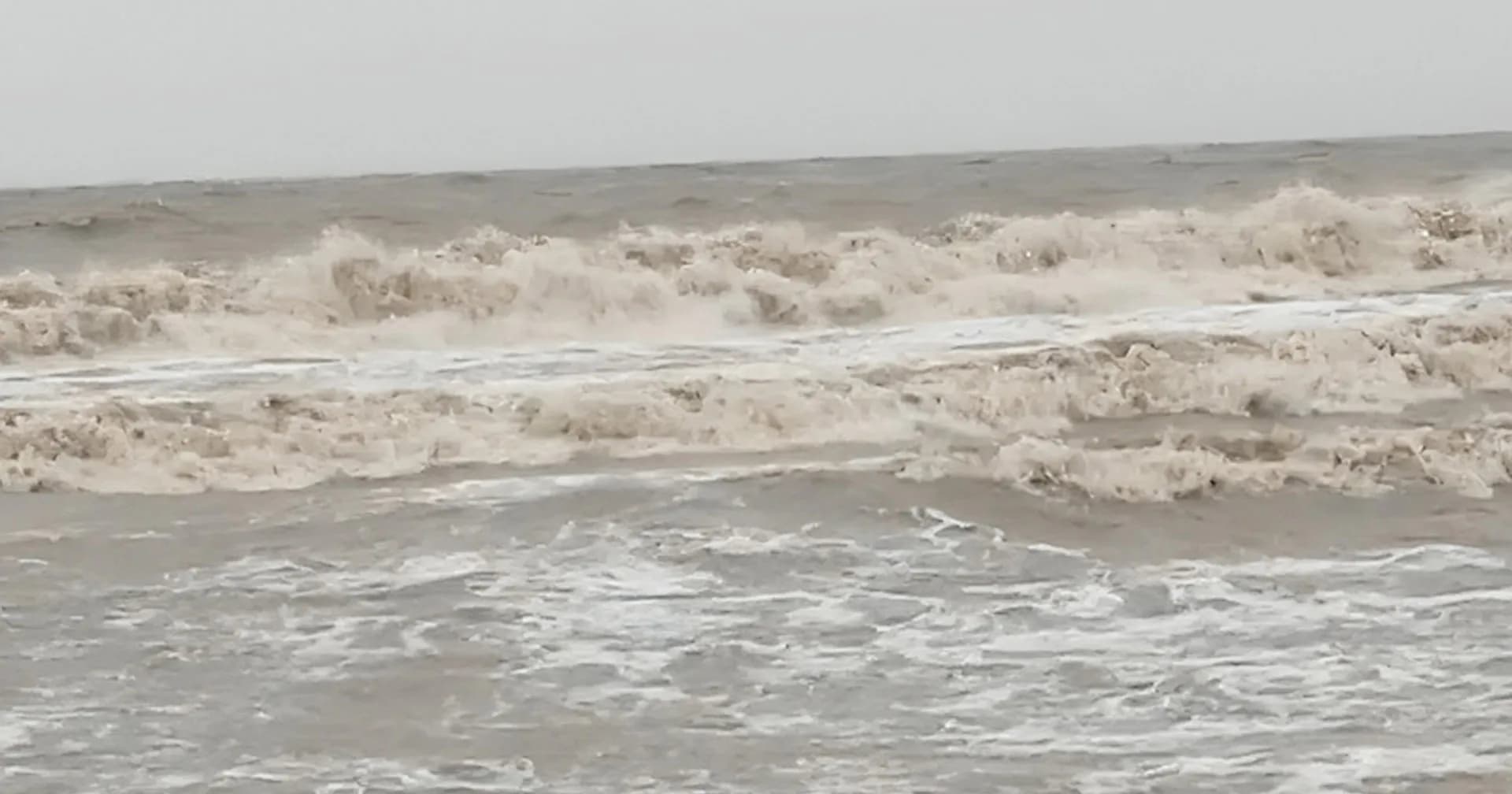 বঙ্গোপসাগরে উত্তাল ঢেউ, পায়রায় ৩ নম্বর সতর্কতা