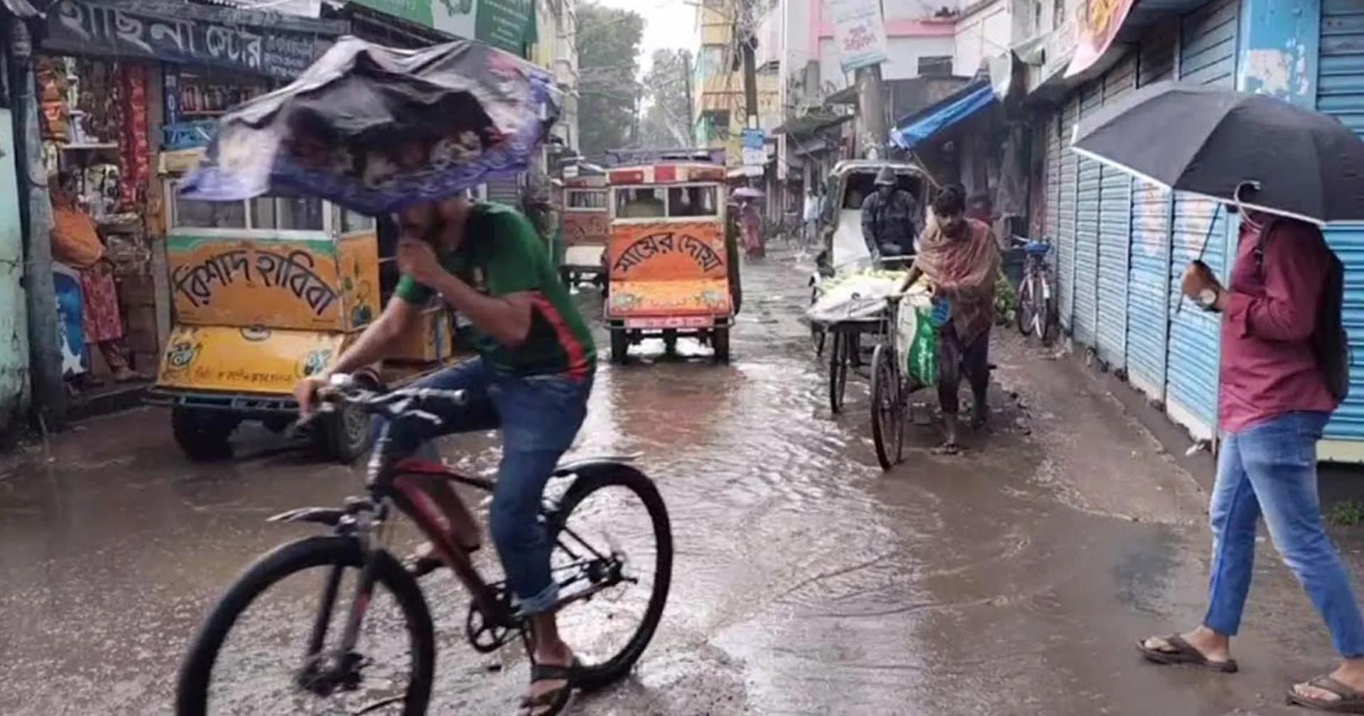 বরিশালে থেমে থেমে বৃষ্টি, সড়কে জলাবদ্ধতা