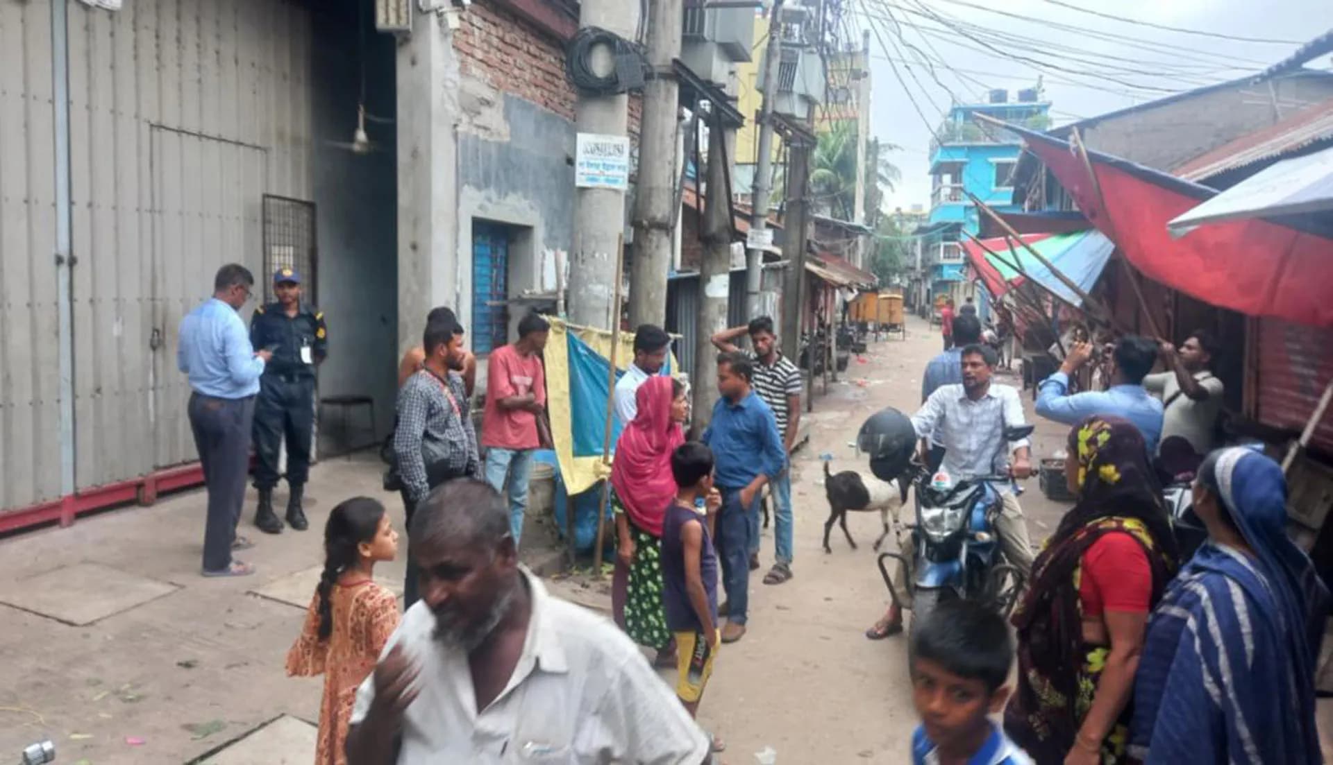 বরিশালে অবৈধভাবে এমইপি'র দখলে চলাচলের রাস্তা 