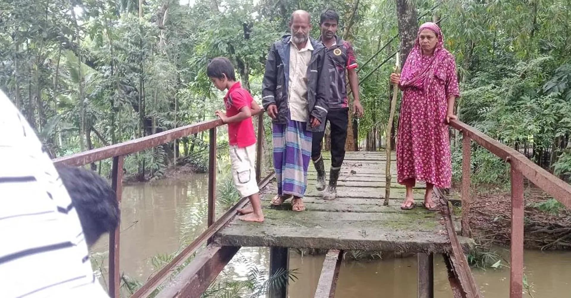 বাউফলে ছাত্রদলের উদ্যোগে সেতু মেরামত 