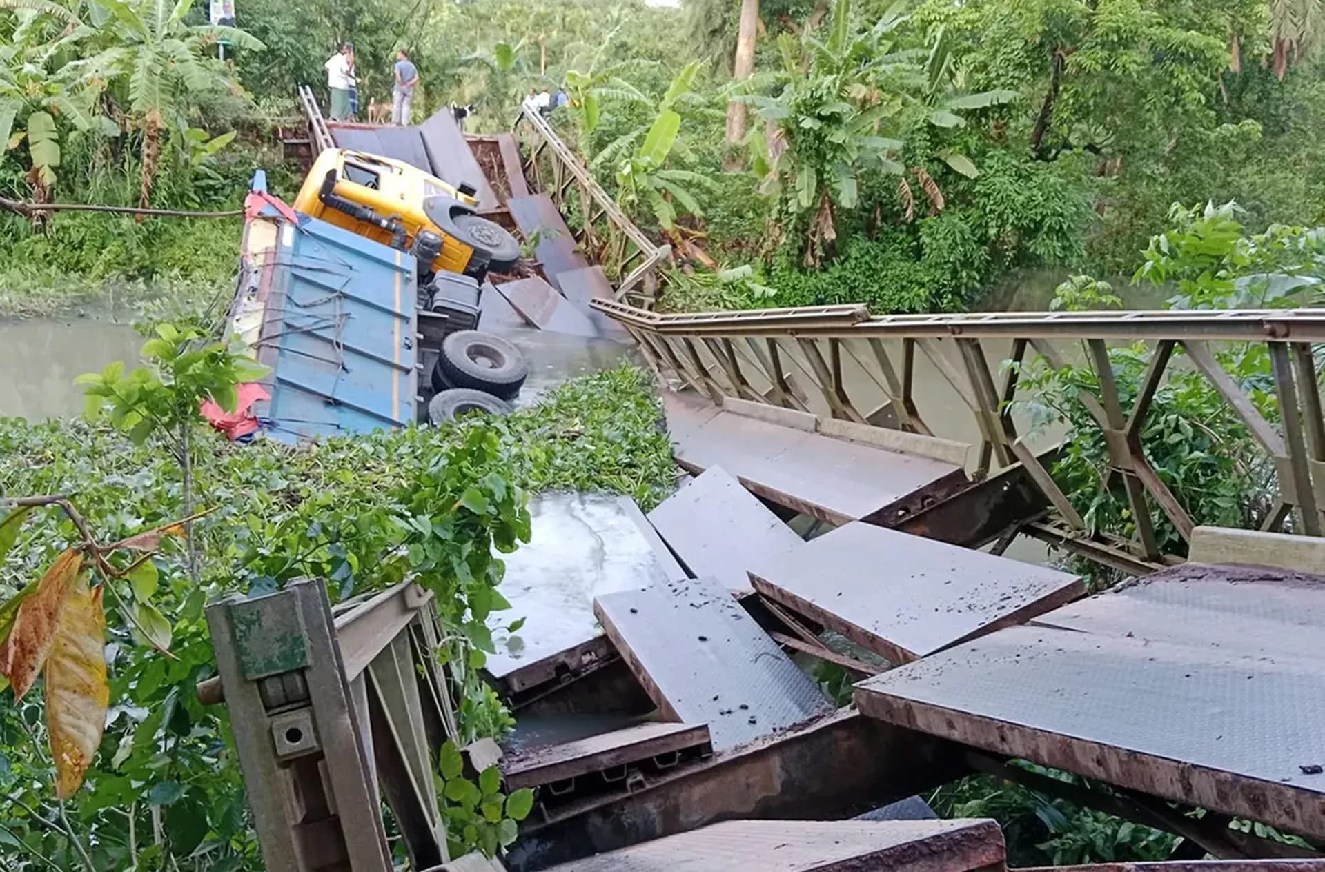 পিরোজপুরে ব্রিজ ভেঙে খালে কয়লাবোঝাই ট্রাক