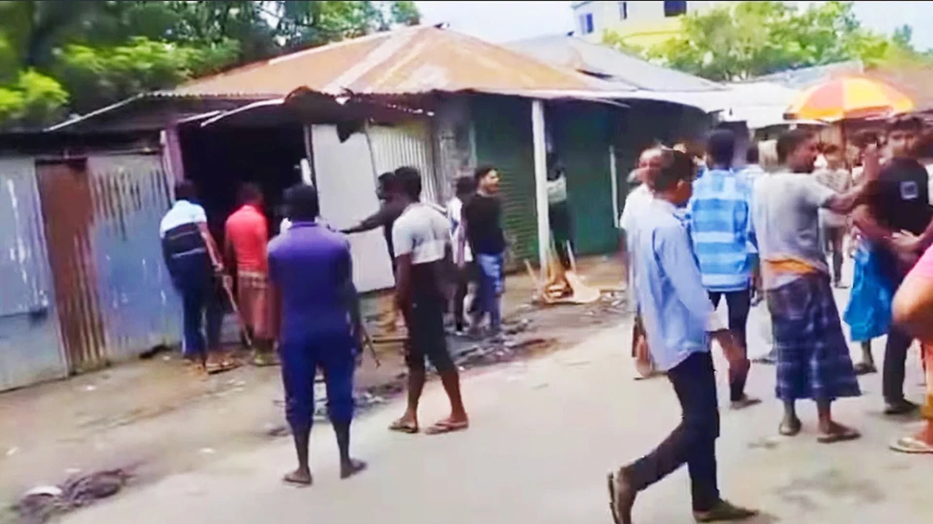 মহম্মদপুরে বিএনপির অফিসে ভাঙচুর, দুই পক্ষের উত্তেজনা চরমে