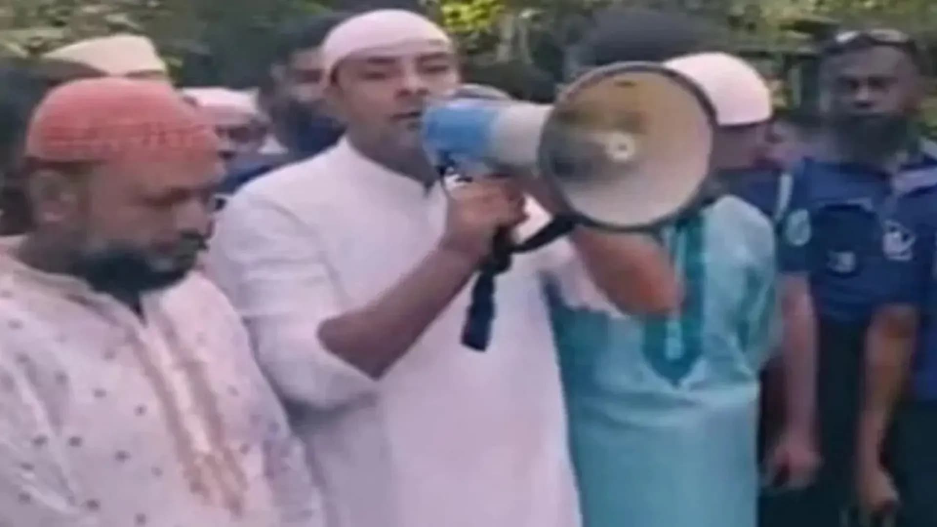 প্যারোলে মুক্তি পেয়ে মায়ের জানাজায় যুবলীগ নেতা