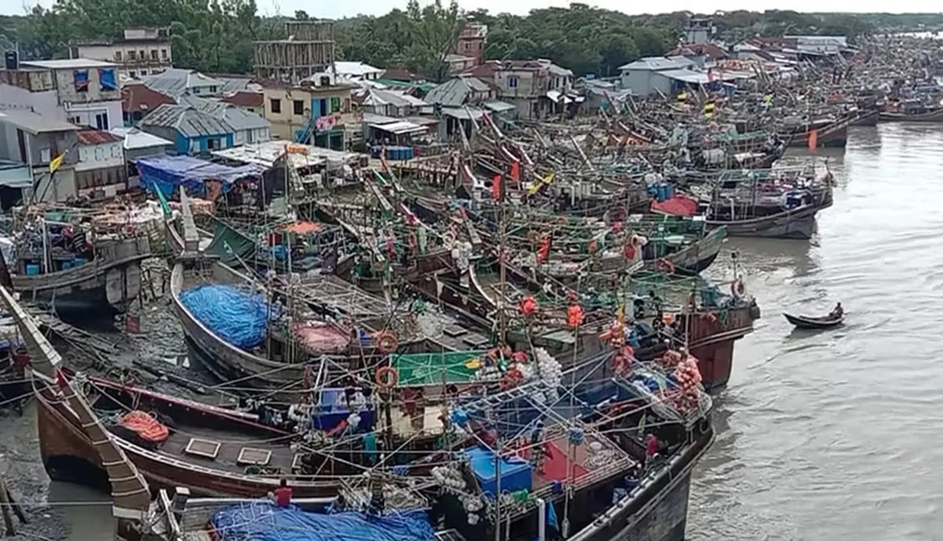 বঙ্গোপসাগর উত্তাল, মহিপুর-আলীপুর আড়ৎ ঘাটে নোঙর শত শত ট্রলার