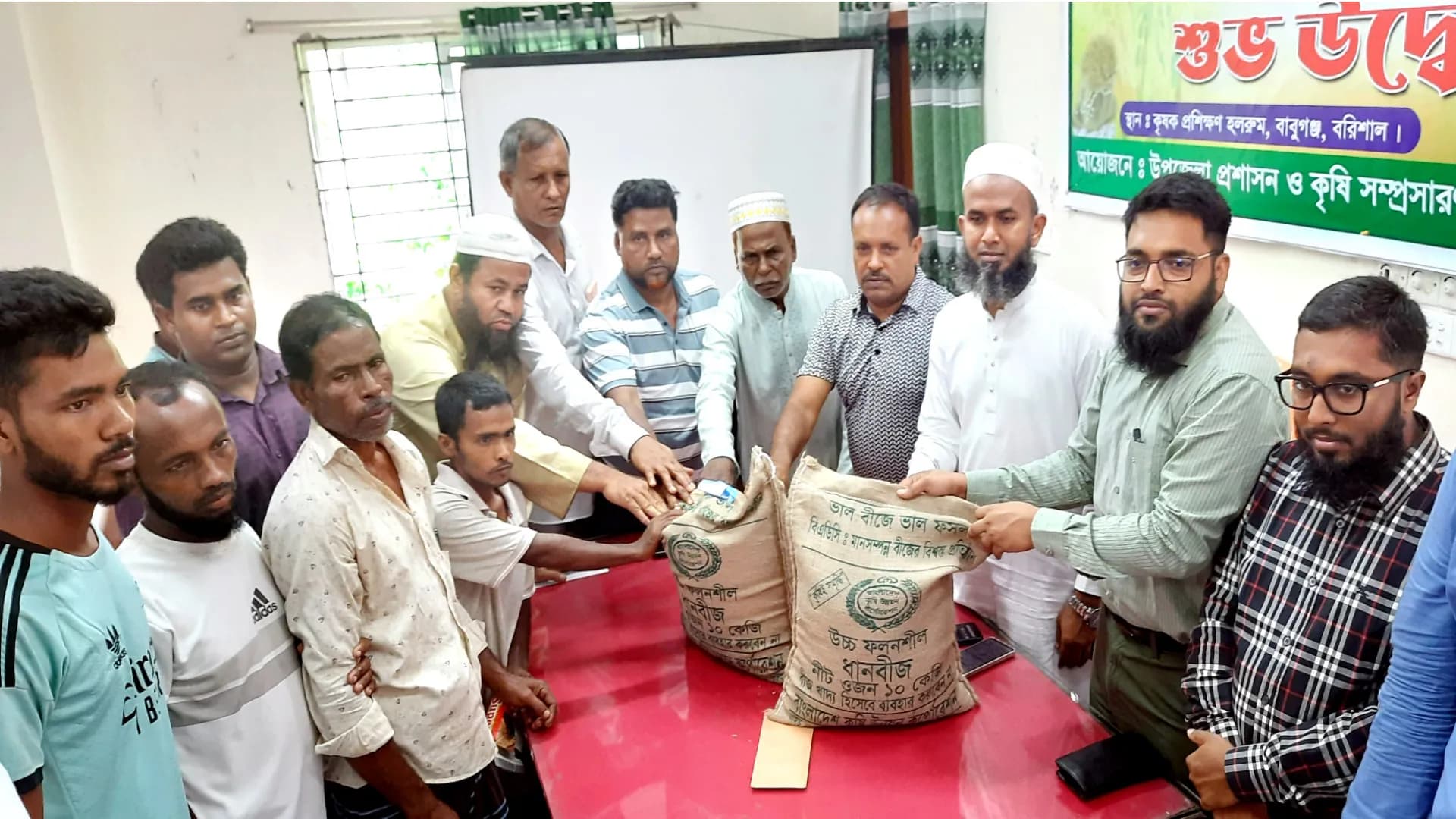 বাবুগঞ্জে আমন প্রণোদনার উদ্বোধনঃ বীজ ও সার পাচ্ছেন ৯০০ কৃষক