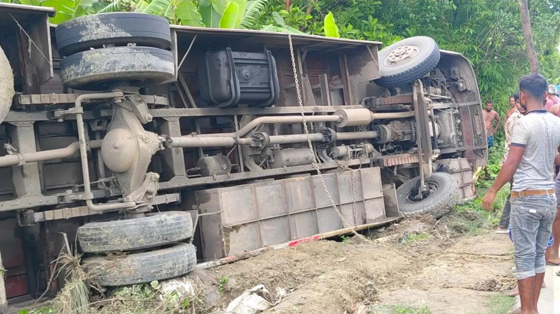 বরিশালে নিয়ন্ত্রণ হারিয়ে বাস খাদে, আহত ১০