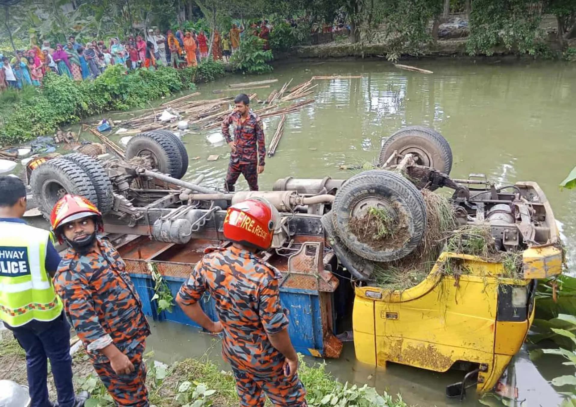বরিশালে নিয়ন্ত্রণ হারিয়ে ট্রাক পুকুরে, নিহত ২ 