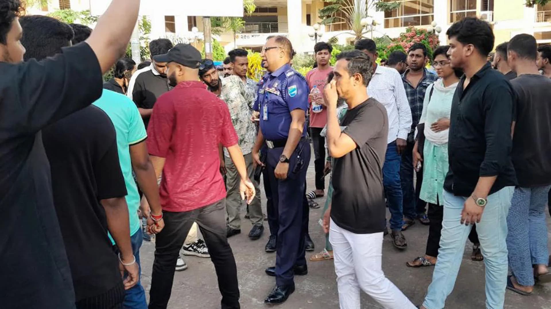এনসিপির কর্মী সভায় বৈষম্যবিরোধী নেতাকে কুপিয়ে জখম