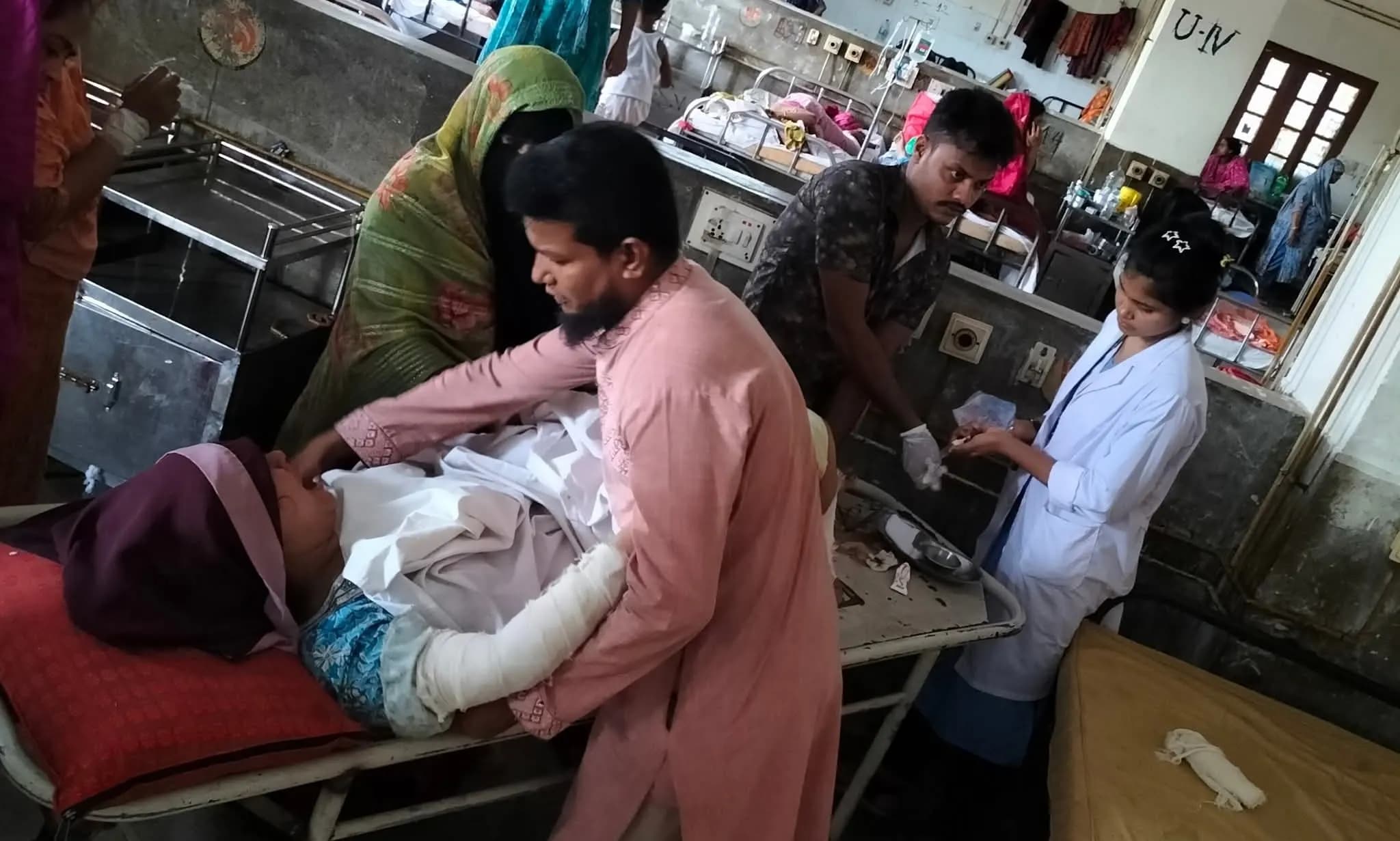 মহাসড়কের পাশে পলিথিনে মোড়ানো নারী, জ্যান্ত উদ্ধার