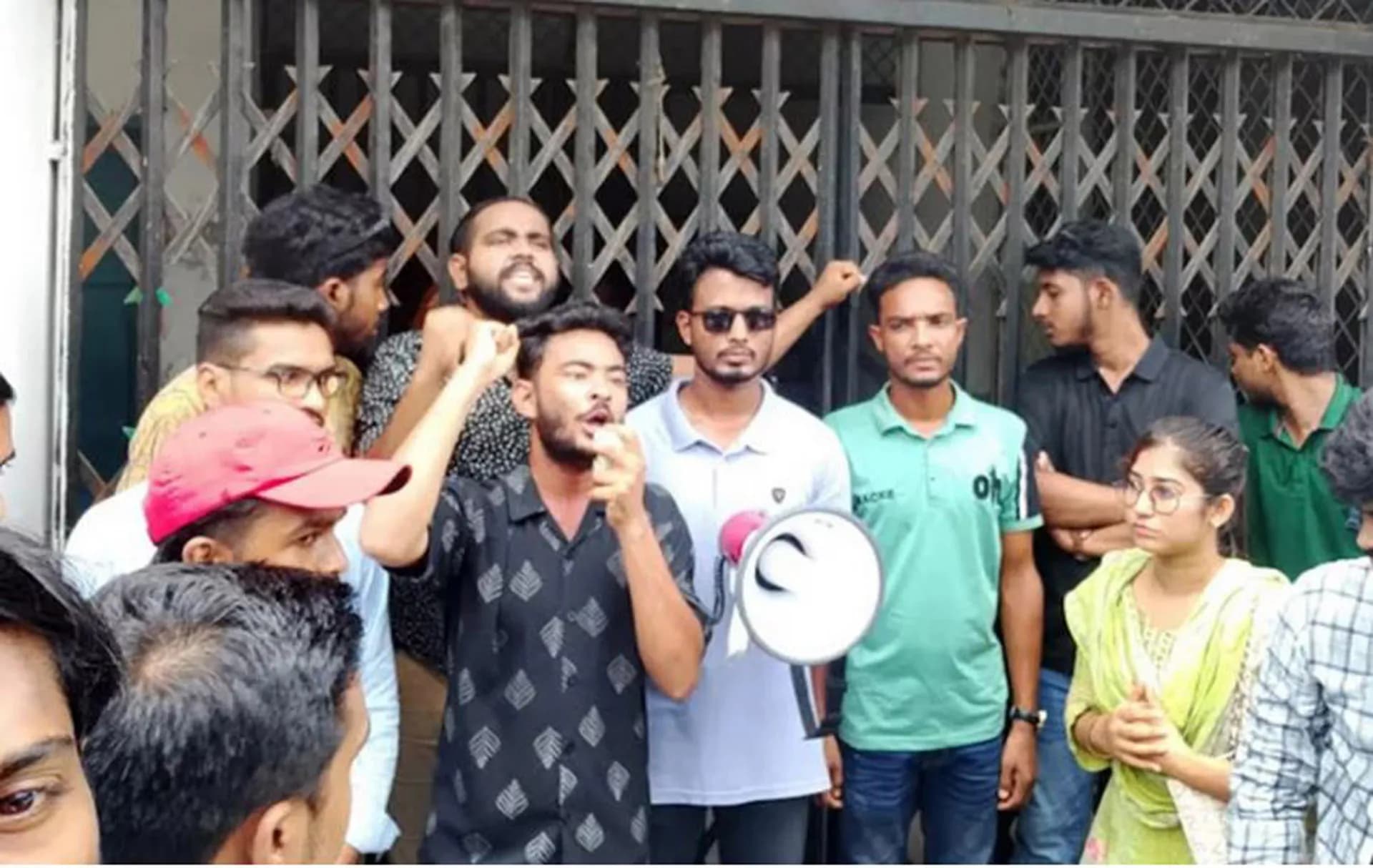 বিএম কলেজের শিক্ষার্থীদের ব্লকেড কর্মসূচি, আমরণ অনশনের হুশিয়ারি