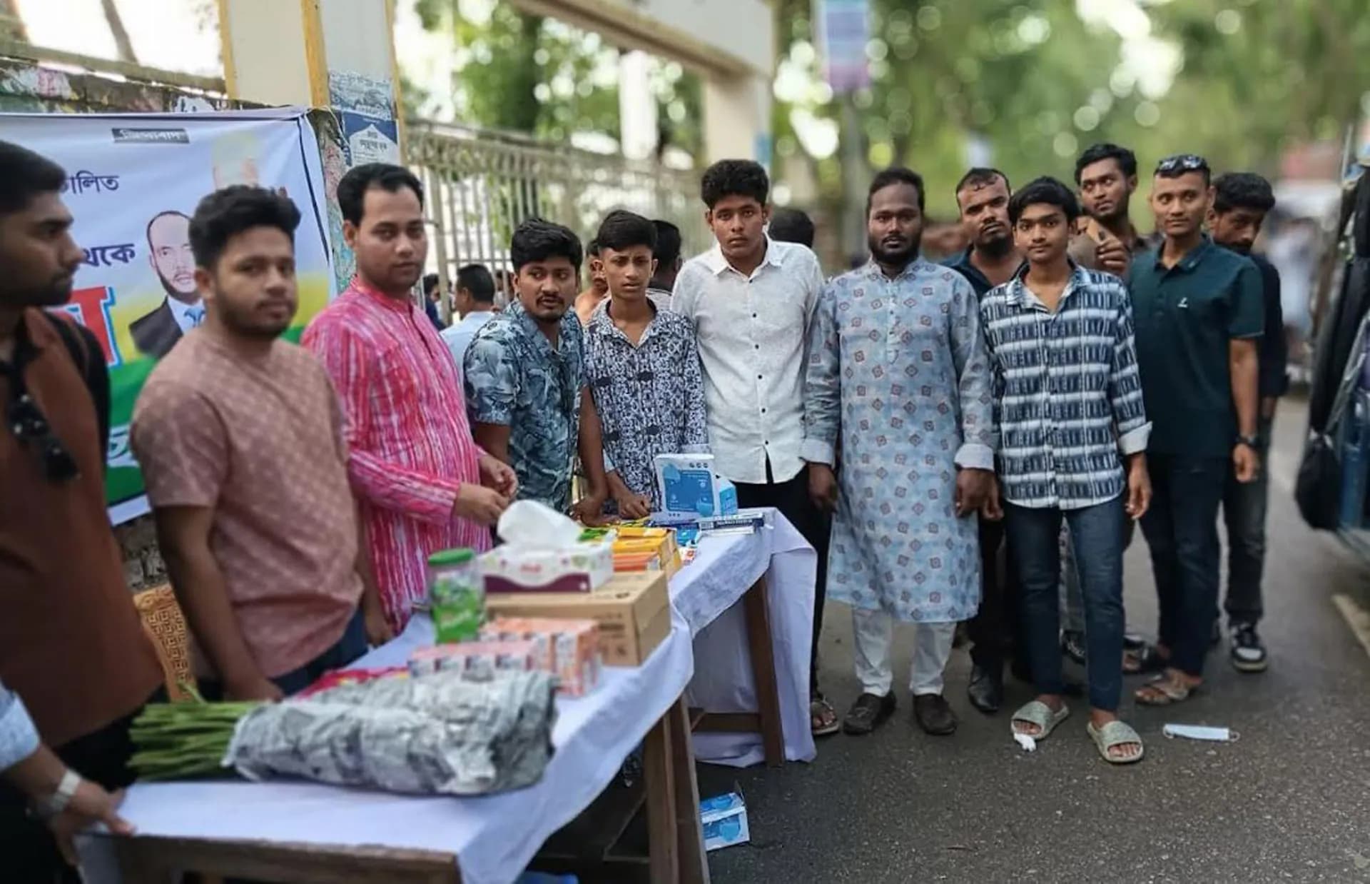 হিজলায় এইচএসসি পরীক্ষার্থীদের মাঝে শিক্ষা উপকরণ বিতরণ 