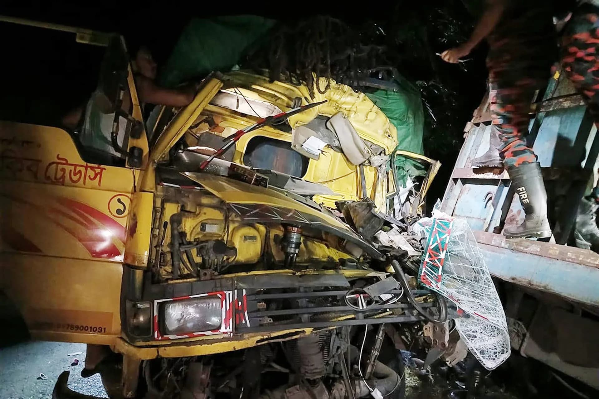 বরিশালে দুই ট্রাকের সংঘর্ষে পথচারীসহ নিহত ২