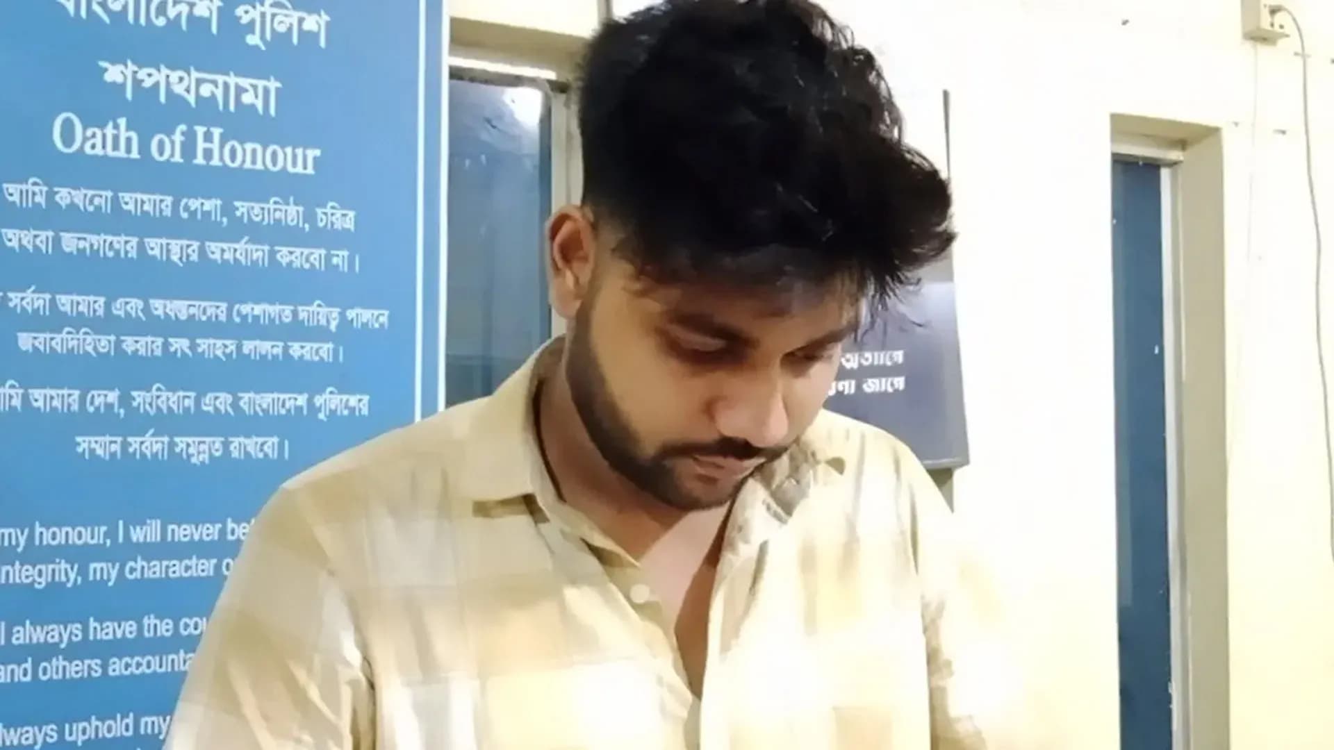 প্রেমের টানে ভারতের যুবক হাতীবান্ধায়, আটক করল পুলিশ