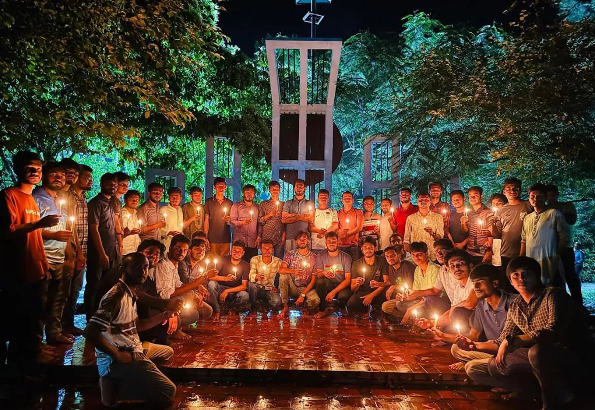 জুলাই-আগস্ট আন্দোলনের শহীদদের স্মরণে ববিতে  ছাত্রদলের মোমবাতি প্রজ্বালন 