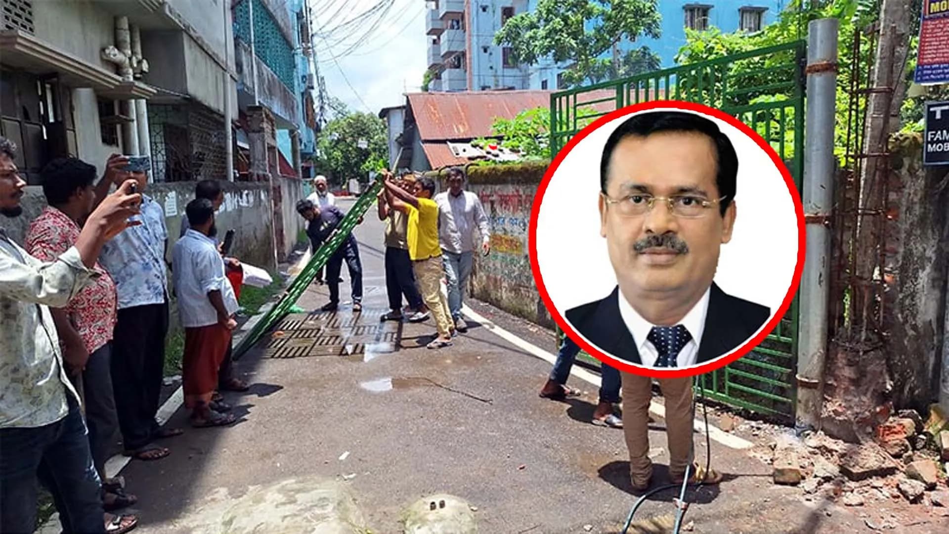 আ’লীগ নেতা নানকের বাড়ির প্রবেশ পথের গেট উচ্ছেদ করল বিসিসি