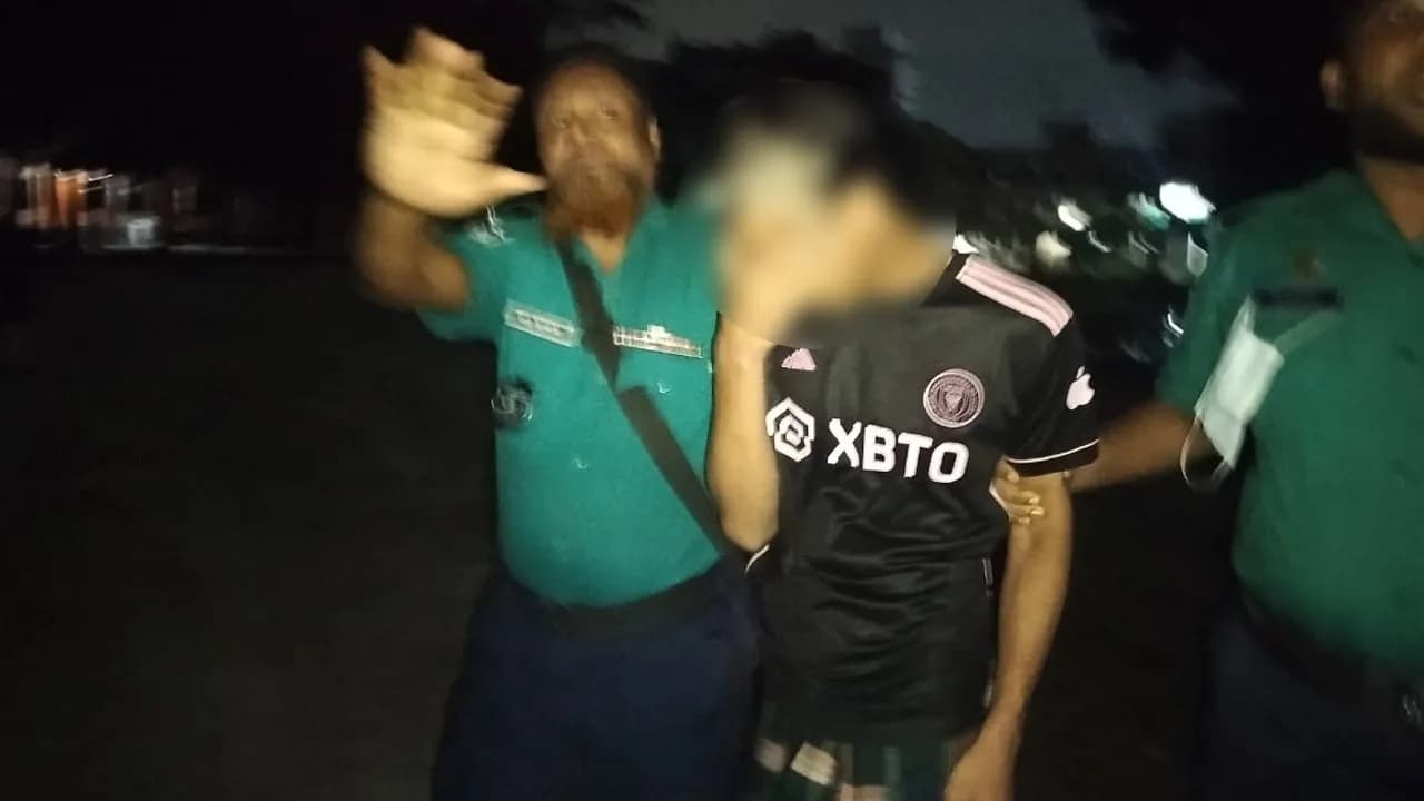 জুলাই গণঅভ্যুত্থান নিয়ে অশালীন মন্তব্য, ছাত্রলীগ কর্মীর চুল কর্তন